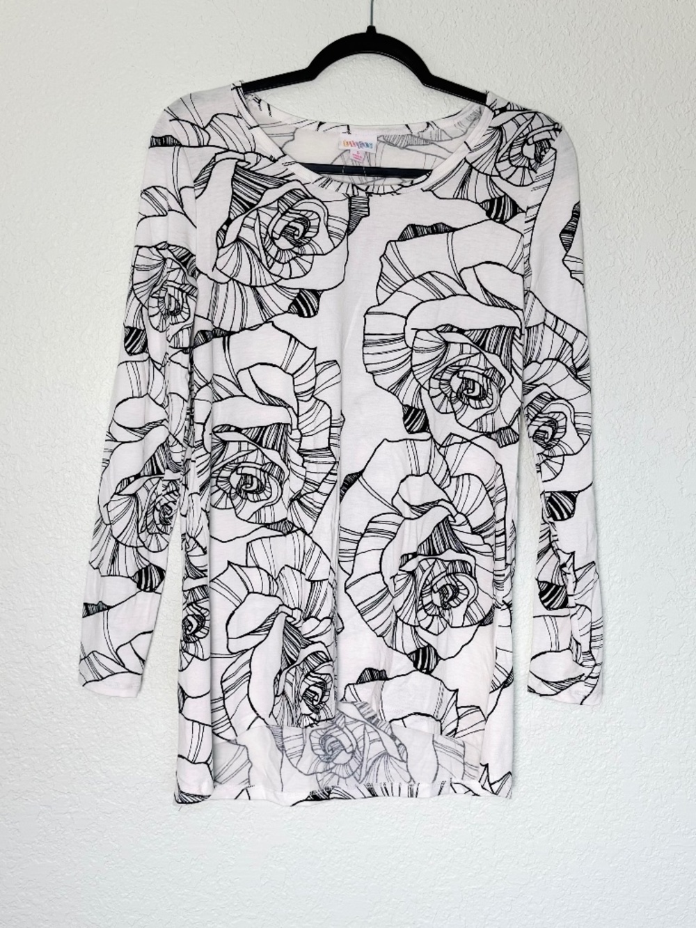 LulaRoe Lynnae Tunic S Oversized Black White Linear Rose Sketch Minimalist Artsy